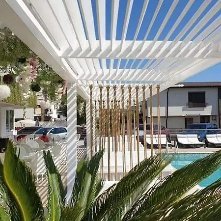 Unique Luxury *